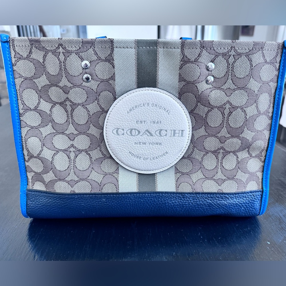 COACH 4113 DEMPSEY CARRYALL SIGNATURE C W/ VARSITY STRIPE & COACH PATCH.